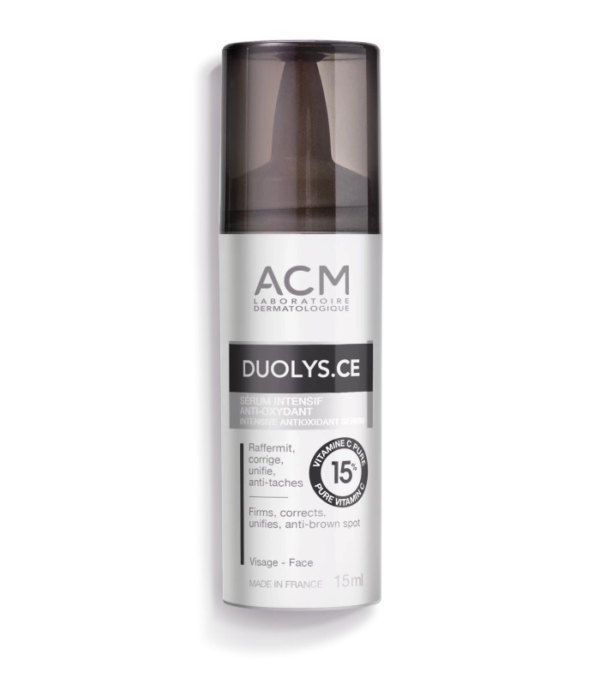 Flacon blanc et gris du sérum ACM Duolys.CE, avec bouchon noir. L'étiquette met en avant ses propriétés antioxydantes, sa teneur en vitamines C et E, ainsi que ses bienfaits pour raffermir et corriger la peau. Flacon de 15 ml, fabriqué en France. Dakar