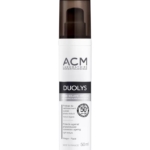 Un flacon de crème solaire ACM Duolys SPF 50 est présenté sur fond blanc. L'emballage est blanc avec un texte et un bouchon noirs. La crème est étiquetée anti-âge et offre une haute protection. Dakar