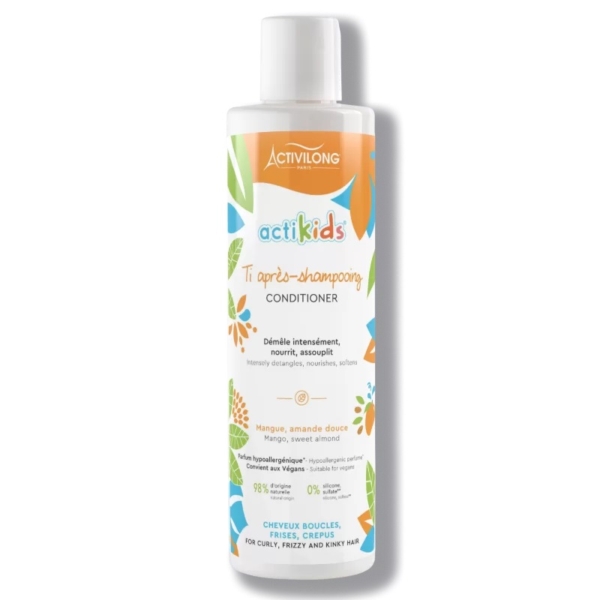 Un flacon d'après-shampoing Actikids au design coloré de feuilles et de fleurs. L'étiquette indique qu'il est enrichi en mangue et en amande douce, et convient aux cheveux bouclés, frisés et crépus. Dakar