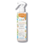 Flacon de spray démêlant Activilong Actikids avec embout blanc. L'étiquette, ornée de feuilles et d'un texte colorés, souligne son utilisation sur les cheveux bouclés, frisés et ondulés. Contient de la mangue et de l'amande douce. Dakar
