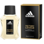 Un flacon transparent d'eau de toilette Adidas Victory League est présenté à côté de son emballage noir et doré. Le flacon est doté d'un bouchon noir et arbore le logo Adidas et le nom du produit sur le devant. La boîte affiche également le logo et le nom du produit. Dakar