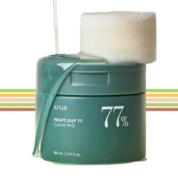 Un contenant vert de 77 compresses transparentes Anua Heartleaf avec couvercle blanc et liquide verseur. Le contenant porte l'inscription « 77 % » et contient 160 ml (5,41 fl. oz) de produit. Fond rayé avec lignes jaunes, marron et vertes. Dakar