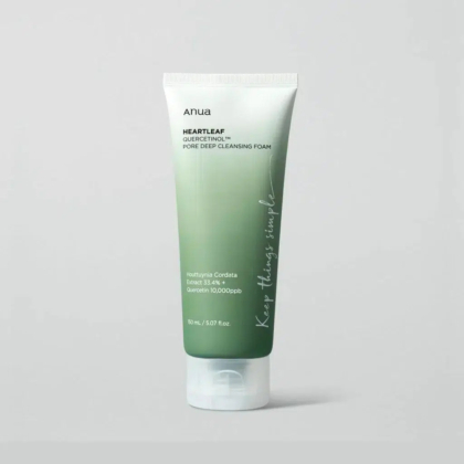 Tube de mousse nettoyante en profondeur Anua Heartleaf sur fond uni. Le design est vert avec un texte blanc détaillant des ingrédients comme l'extrait d'Houttuynia Cordata et la quercétine. Le tube est muni d'un bouchon blanc. Dakar