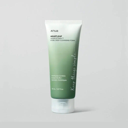 Tube de mousse nettoyante en profondeur Anua Heartleaf sur fond uni. Le design est vert avec un texte blanc détaillant des ingrédients comme l'extrait d'Houttuynia Cordata et la quercétine. Le tube est muni d'un bouchon blanc. Dakar
