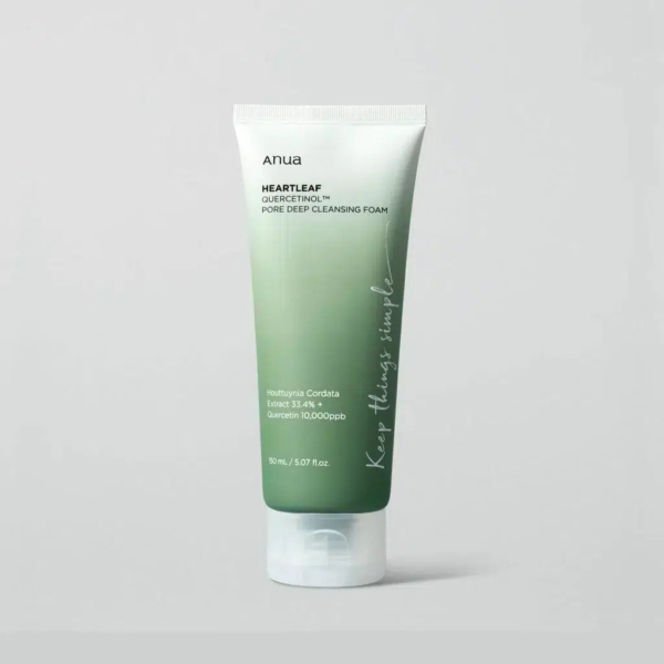 Tube de mousse nettoyante en profondeur Anua Heartleaf sur fond uni. Le design est vert avec un texte blanc détaillant des ingrédients comme l'extrait d'Houttuynia Cordata et la quercétine. Le tube est muni d'un bouchon blanc. Dakar