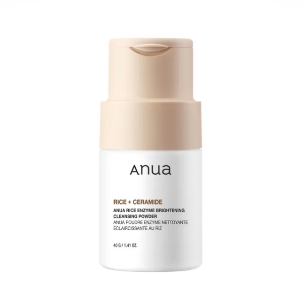 Flacon cylindrique blanc de Poudre Nettoyante Riz + Céramides Anua, avec bouchon pompe beige. L'étiquette présente les informations produit en anglais et en français. Le flacon se détache sur un fond blanc uni. Dakar