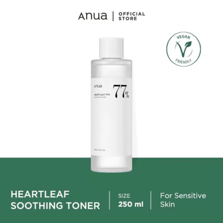 Un flacon de lotion tonique apaisante Anua Heartleaf 77 % est présenté. L'étiquette souligne son caractère végan, son adéquation aux peaux sensibles et sa contenance de 250 ml. Le design est minimaliste, avec un fond blanc et des touches de vert. Dakar