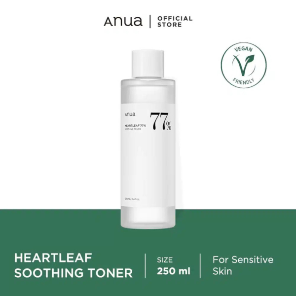 Un flacon de lotion tonique apaisante Anua Heartleaf 77 % est présenté. L'étiquette souligne son caractère végan, son adéquation aux peaux sensibles et sa contenance de 250 ml. Le design est minimaliste, avec un fond blanc et des touches de vert. Dakar