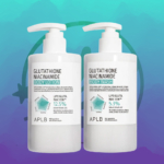 Sur un fond dégradé bleu-vert, deux flacons pompe du Duo Soin Corps ANTI-TACHE UNIFIANT à la Niacinamide Lait + Gel Douche Aplb se détachent fièrement. Pour une peau éclatante, associez-les au Trio Glow Up Medix 5.5 pour une routine éclat ultime. Dakar