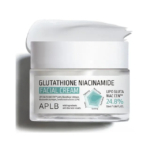 Un pot de crème visage au glutathion niacinamide d'APLB, portant les étiquettes « Lipo Gluta Niac Cen™ 24,8 % », 55 ml, et aux bienfaits éclaircissants et apaisants. La crème est blanche et le pot est transparent. Dakar