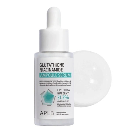 Flacon de sérum APLB en ampoules au glutathion et à la niacinamide, muni d'un bouchon compte-gouttes. L'étiquette met en avant ses principaux ingrédients et ses bienfaits, tels que ses effets apaisants. Le flacon est placé sur un fond blanc uni. Dakar