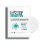 Un emballage de masque en tissu étiqueté « Masque en tissu au glutathion et à la niacinamide » d'APLB. Il contient des ingrédients clés comme le glutathion et la niacinamide, et met en valeur « Lipo Gluta Niacinamide Cent 13,7 % ». L'emballage est blanc avec un texte bleu et noir. Dakar