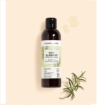Un flacon de 200 ml d'Huile de Romarin Aroma-Zone repose sur un fond clair, entouré d'une branche de romarin et de gouttes d'huile. L'étiquette, intitulée « Huile de Romarin », arbore des symboles véganes et made in France, idéal pour une expérience capillaire exquise. Dakar