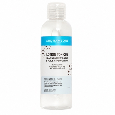 La lotion tonique Aroma Zone à la niacinamide 5 %, au zinc et à l'acide hyaluronique (200 ml) est conditionnée dans un flacon en plastique transparent muni d'une étiquette bleue bilingue (français-anglais) qui répertorie les ingrédients (niacinamide, zinc, acide hyaluronique) et leurs bienfaits pour la peau. Dakar