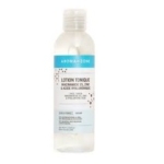 Le flacon en plastique transparent à l'étiquette bleue contient la Lotion Tonique d'Aroma Zone, à base de niacinamide 5 %, de zinc et d'acide hyaluronique. Doté d'un bouchon à clapet pratique, il garantit hydratation et soin à chaque goutte. Dakar