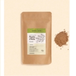 Un emballage marron de Poudre d'Amla BIO Aroma Zone 250 g repose sur un fond crème orné d'illustrations botaniques. Un petit tas de poudre libre, posé à côté, souligne sa pureté. Associez-le à la Poudre de Brahmi Aroma Zone pour compléter parfaitement votre routine. Dakar