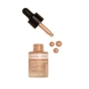 Un petit flacon rose clair d'Aroma Zone Gouttes illuminatrices Acide hyaluronique et Vitamine C 10 ml avec un texte noir, avec trois gouttelettes et une goutte en relief de son compte-gouttes liquide noir métallisé. Dakar