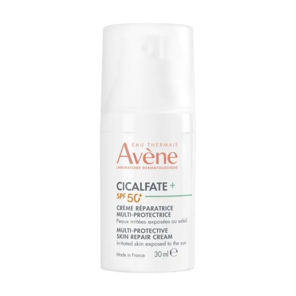 Un flacon de 30 ml de la Crème Réparatrice Multi-Protectrice Avène Cicalfate+ avec SPF 50+. Son emballage blanc est orné de lettres rouges et noires, soulignant son efficacité pour les peaux irritées exposées au soleil. Dakar