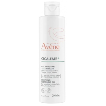 Le flacon de 200 ml d'Avène Cicalfate+ Gel Nettoyant Assainissant Sans Parfum arbore un texte orange et vert en anglais et en français. Il est conçu pour les peaux sensibles et irritées du visage, du corps et des mains. Fabriqué en France. Dakar