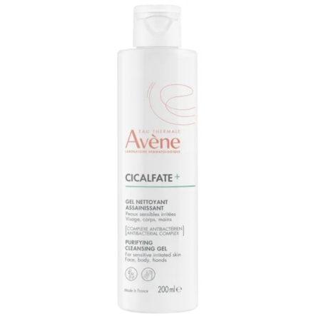 Le flacon de 200 ml d'Avène Cicalfate+ Gel Nettoyant Assainissant Sans Parfum arbore un texte orange et vert en anglais et en français. Il est conçu pour les peaux sensibles et irritées du visage, du corps et des mains. Fabriqué en France. Dakar