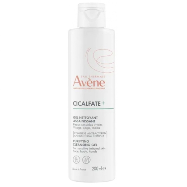 Le flacon de 200 ml d'Avène Cicalfate+ Gel Nettoyant Assainissant Sans Parfum arbore un texte orange et vert en anglais et en français. Il est conçu pour les peaux sensibles et irritées du visage, du corps et des mains. Fabriqué en France. Dakar