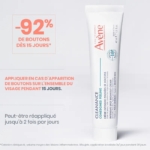 Gros plan d'un tube de produit Avène Cleanance Comedomed sur fond gris clair. Le texte à gauche met en avant les principales caractéristiques : « Réduit 92 % des boutons en 15 jours » et les instructions d'application en français. Le tube affiche les informations sur la marque et le produit. Dakar