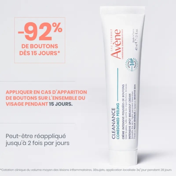 Gros plan d'un tube de produit Avène Cleanance Comedomed sur fond gris clair. Le texte à gauche met en avant les principales caractéristiques : « Réduit 92 % des boutons en 15 jours » et les instructions d'application en français. Le tube affiche les informations sur la marque et le produit. Dakar