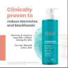Un flacon de gel nettoyant Avène Cleanance pour peaux à imperfections, format 400 ml, avec un texte soulignant ses bienfaits : réduction des imperfections et des points noirs, nettoyage et élimination des impuretés sans dessécher la peau. Le flacon est bleu sarcelle et muni d'une pompe doseuse. Dakar