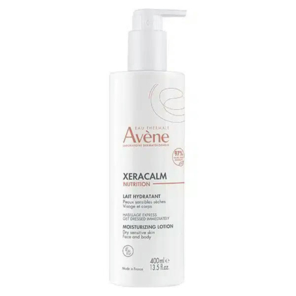 Flacon blanc de 400 ml de Lotion Hydratante Nutrition Avène Xeracalm, avec pompe. L'étiquette présente le nom de la marque, les informations produit et les instructions d'utilisation en anglais et en français. Conçu pour les peaux sèches et sensibles, visage et corps. Dakar