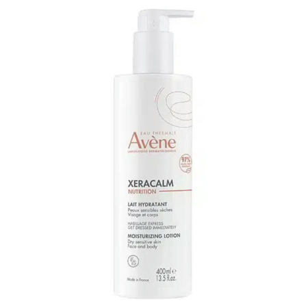 Flacon blanc de 400 ml de Lotion Hydratante Nutrition Avène Xeracalm, avec pompe. L'étiquette présente le nom de la marque, les informations produit et les instructions d'utilisation en anglais et en français. Conçu pour les peaux sèches et sensibles, visage et corps. Dakar
