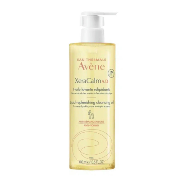 Un flacon d'huile lavante relipidante Avène XeraCalm A.D. avec pompe. L'étiquette indique qu'elle est destinée aux peaux très sèches sujettes à l'eczéma atopique et qu'elle possède des propriétés anti-démangeaisons. Le flacon contient 400 ml. Dakar