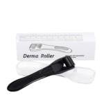 Un dermaroller noir à tête cylindrique est placé sur un support en plastique transparent. Derrière lui se trouve une boîte blanche étiquetée « Dermaroller », affichant un dessin au trait du produit et un texte décrivant ses bienfaits. Dakar