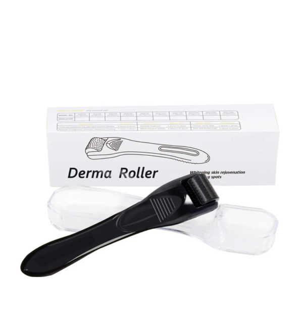 Un dermaroller noir à tête cylindrique est placé sur un support en plastique transparent. Derrière lui se trouve une boîte blanche étiquetée « Dermaroller », affichant un dessin au trait du produit et un texte décrivant ses bienfaits. Dakar