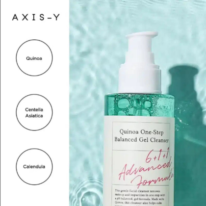 Un flacon de gel nettoyant équilibré au quinoa AXIS-Y est posé sur un fond aqueux. Transparent, il est muni d'une pompe et présente la liste des ingrédients : quinoa, centella asiatica et calendula. Dakar