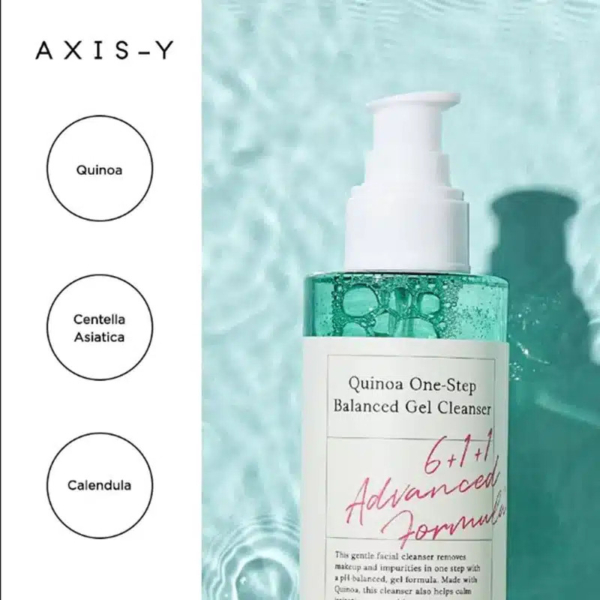 Un flacon de gel nettoyant équilibré au quinoa AXIS-Y est posé sur un fond aqueux. Transparent, il est muni d'une pompe et présente la liste des ingrédients : quinoa, centella asiatica et calendula. Dakar
