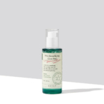 Un flacon de PHA Resurfacing Glow Peel est posé sur une surface plane. Il contient un liquide vert et une pompe blanche. L'étiquette affiche les détails du produit et une ombre douce se projette sur la surface blanche en dessous. Dakar