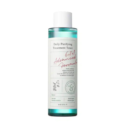 Un flacon de lotion tonique purifiante quotidienne Axis-Y avec un bouchon blanc et un liquide bleu sarcelle. L'étiquette présente le tonique, avec la mention « Formule avancée 6+1+1 ». Dakar
