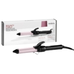 Le Fer à Friser avec Pince Boucleur Cheveux BaByliss 25 mm arbore un design rose et noir chic, avec un emballage mettant en avant des boucles rebondissantes et une chaleur contrôlée. Ce fer à friser est équipé d'une pince à ressort et d'un cordon d'alimentation pour un coiffage facile. Dakar