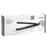 Le coffret du BaByliss Lisseur Facile Cheveux Smooth Ceramic 230 met en valeur un lissage rapide et facile grâce à la technologie céramique lissante dans un design noir et rose élégant, parfait aux côtés de votre BaByliss Sèche Cheveux Boucles Définies. Dakar