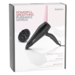 Le sèche-cheveux BaByliss Sèche Cheveux Boucles Définies 2200 W, présenté dans un élégant boîtier noir, offre un lissage puissant et un séchage ultra-rapide. Il sublime les boucles naturelles et affiche des instructions en anglais et en français, ce qui en fait le sèche-cheveux idéal pour des boucles définies. Dakar