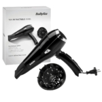 L'image montre le BaByliss Sèche Cheveux Cordkeeper 2000, un sèche-cheveux filaire noir avec diffuseur, devant sa boîte qui affiche une image du produit et met en valeur sa fonction de câble rétractable soignée. Dakar
