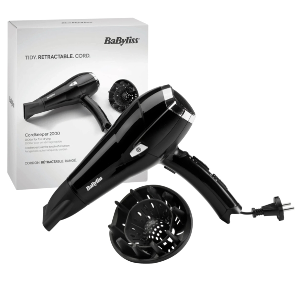 L'image montre le BaByliss Sèche Cheveux Cordkeeper 2000, un sèche-cheveux filaire noir avec diffuseur, devant sa boîte qui affiche une image du produit et met en valeur sa fonction de câble rétractable soignée. Dakar