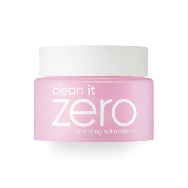 Un pot rose avec un couvercle blanc portant l'inscription « Clean It Zero, Baume nettoyant original » en blanc. Le design minimaliste met en valeur le nom de la marque et le type de produit. Le fond est blanc uni. Dakar