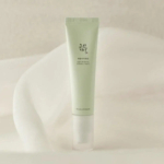 Un tube de crème solaire Beauty of Joseon se dresse sur un fond doux et lumineux. Son emballage vert pâle arbore un texte coréen minimaliste et un bouchon translucide. Dakar