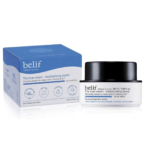 Une boîte bleue et un pot blanc de crème Belif the True Cream – Moisturizing Bomb. La boîte met en avant des bienfaits comme une hydratation de 48 heures, des tests dermatologiques et des ingrédients clés comme le peptide, le céramide et le squalane. Dakar