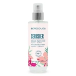 La Brume parfumée hydratante Cerisier BERDOUES 200 ml est dotée d'un vaporisateur, d'une élégante étiquette blanche aux motifs floraux et des mentions « Hydrate - Sublime » et « Fabriqué en France », avec 95 % d'origine naturelle. Profitez des arômes exotiques du Monoï et du Tiaré dans chaque brume. Dakar