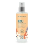 Un flacon de 200 ml de Brume parfumée hydratante Néroli BERDOUES, aux motifs floraux orange et blancs, est composé à 95 % d'origine naturelle, hydrate, sublime et est fabriqué en France. Un délice inspiré de Cerisier. Dakar
