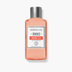 Une bouteille d'Eau de Cologne Berdoues 1902 Orange Fizz. Le flacon transparent contient un liquide orange et est muni d'un bouchon argenté. L'étiquette comporte le nom de la marque, le nom du produit et la mention « Fabriqué en France ». Dakar