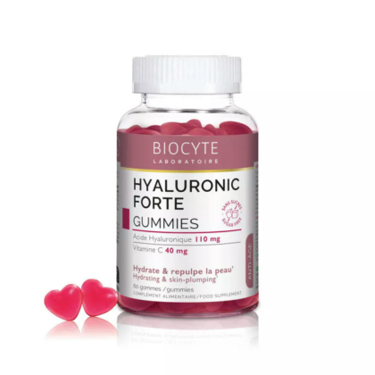 Un flacon transparent étiqueté « Biocyte Laboratoire Hyaluronic Forte Gummies » avec un bouchon blanc. Il contient des gummies rouges en forme de cœur. Le texte souligne les bienfaits hydratants de la peau. L'étiquette indique 110 mg d'acide hyaluronique et 40 mg de vitamine C, pour un total de 60 gummies. Dakar