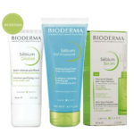 Trois produits de soin Bioderma de la gamme Sébium sont présentés : la crème Sébium Global, le gel nettoyant Sébium Moussant et le sérum Sébium. Chaque produit arbore un design vert et blanc, avec des fonctions spécifiques indiquées sur l'emballage. Dakar